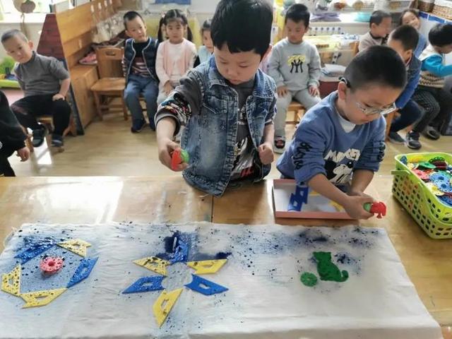 小萌娃巧手“染布”，创意扎染点亮童年——济南天桥滨河幼儿园特色美育活动获赞