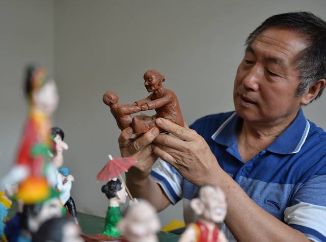 泥巴塑梦 七旬老人自学成泥人奇才，笑谈往事化艺术传奇